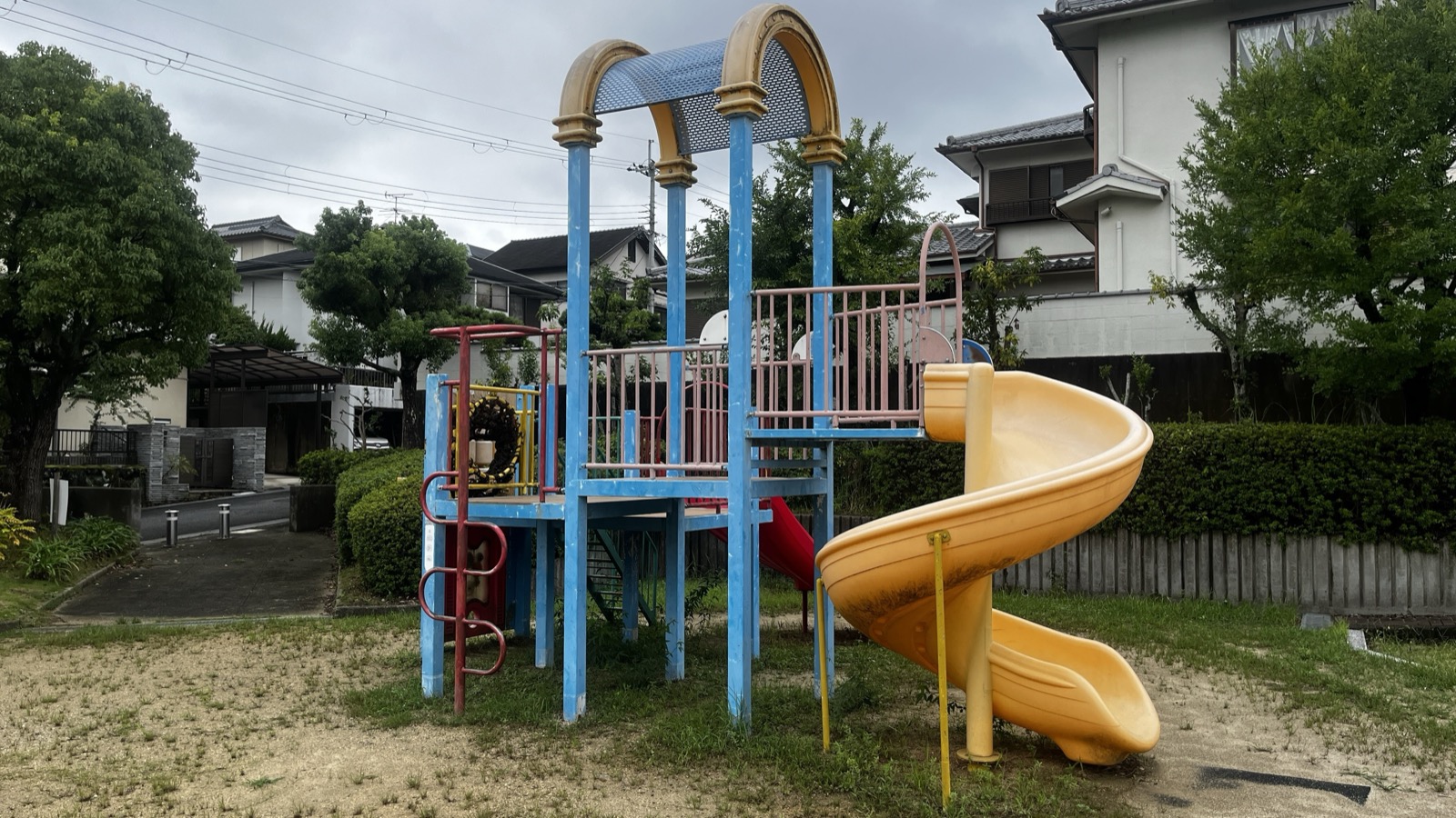 タイヤ遊具の代わりに置かれた複合遊具